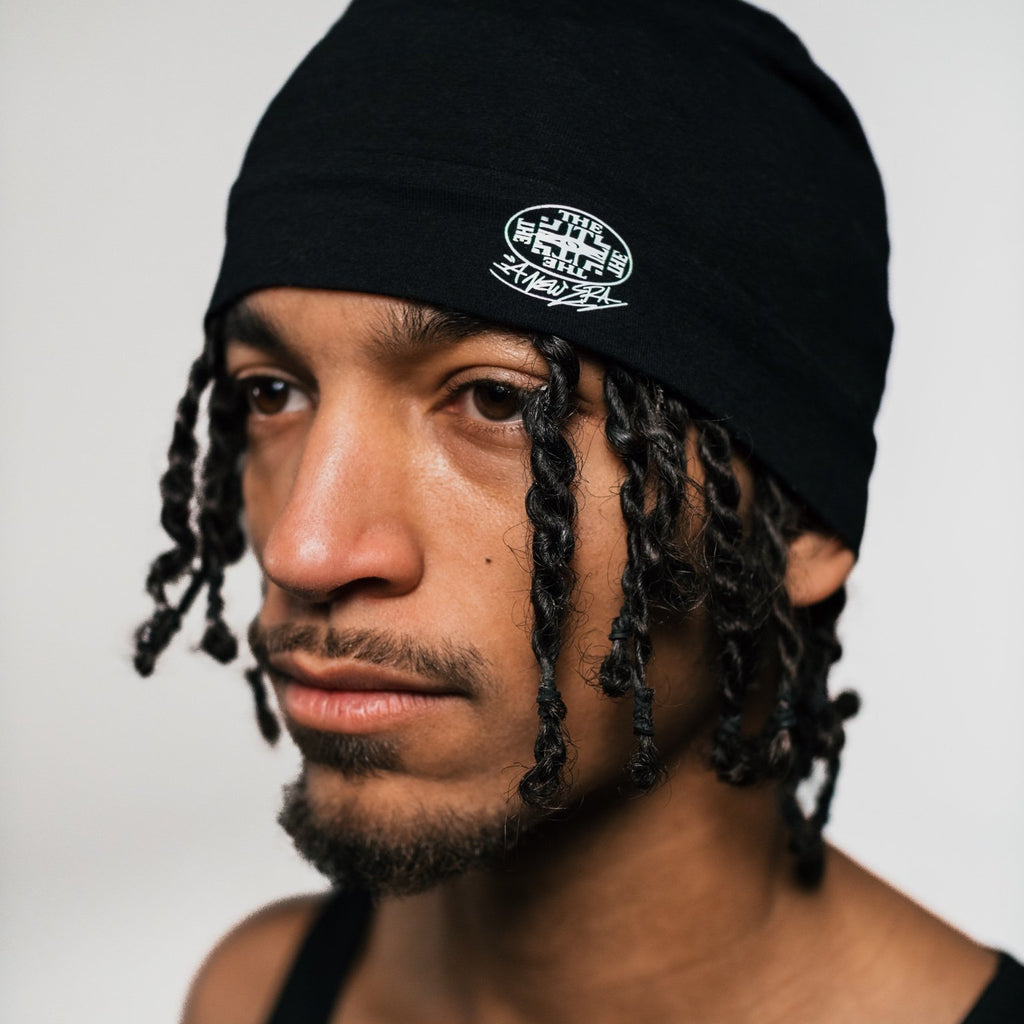 Schwarze The Vision Skull Cap mit Logo getragen