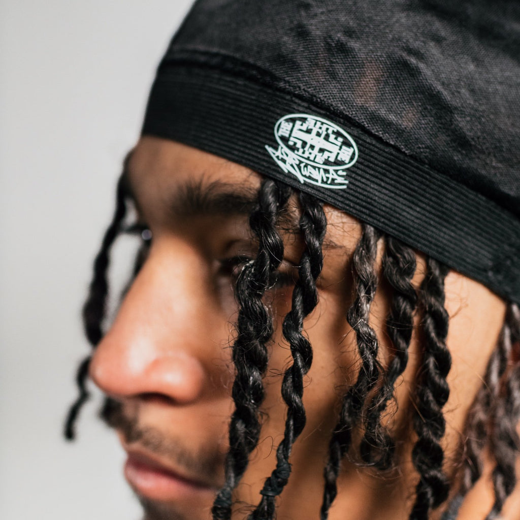Schwarze The Vision Wave Cap am Model in Detailansichten